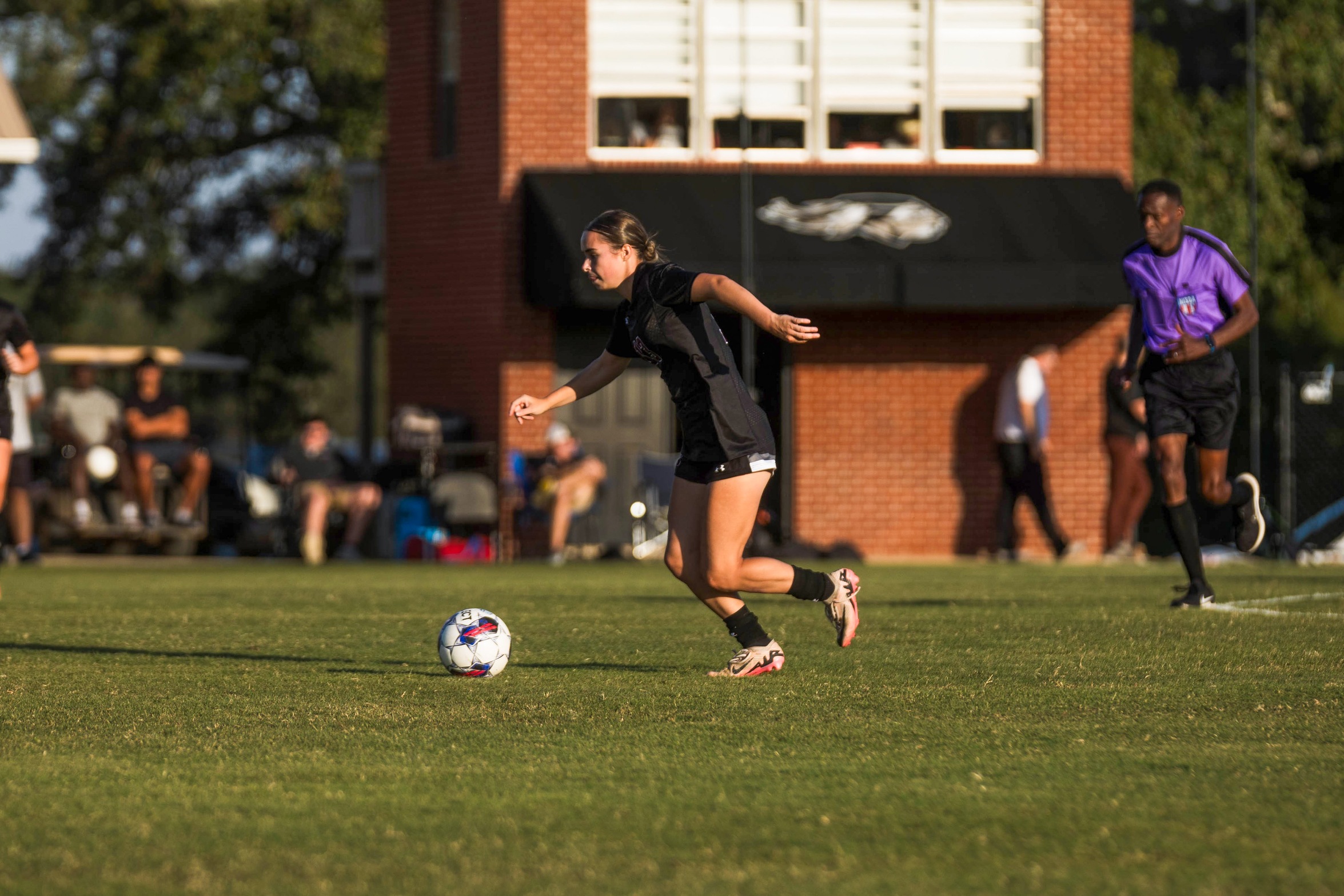 Holly Jones dribbles up the pitch (Larry Reed/ECCC Athletics).