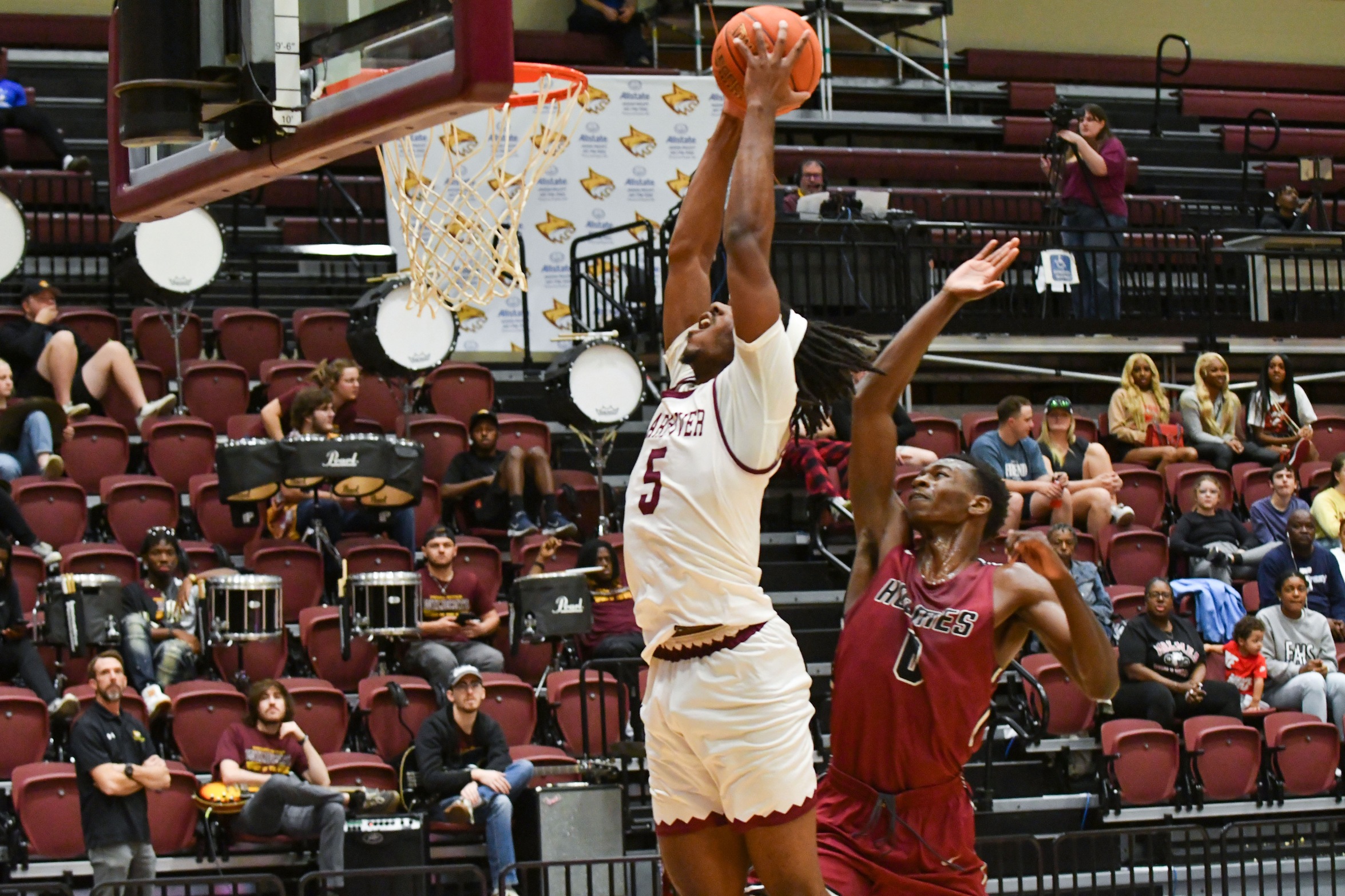 Ezereke Dawson Jr. (Plant City, Fla.) throws down a two-handed slam against Holmes (Richard Gleber/PRCC Athletics).